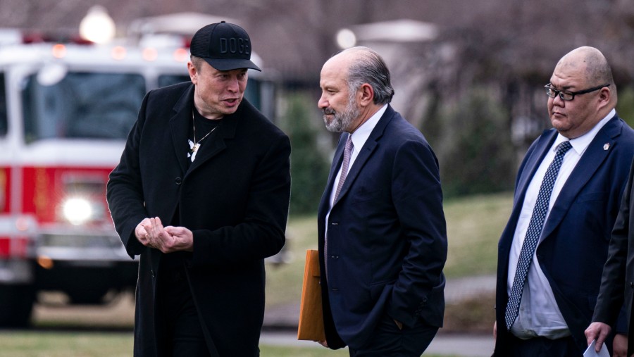 Elon Musk saat berbincang dengan Howard Lutnick, Menteri Perdagangan AS, dan Steven Cheung, Direktur Komunikasi Gedung Putih. Al Drago/Bloomberg