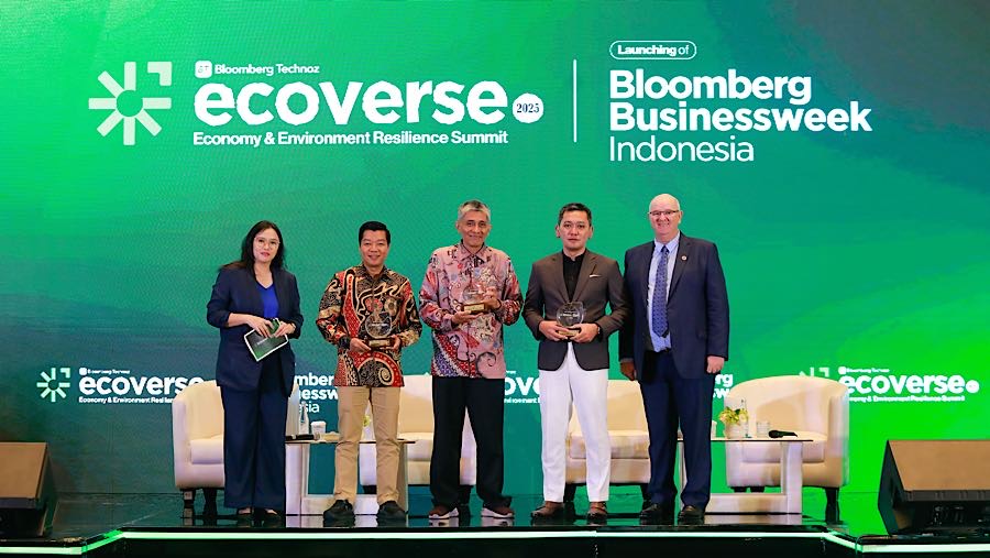 Foto bersama usai diskusi panel II menandai berakhirnya Ecoverse 2025 tahun ini. (Bloomberg Technoz/Andrean)