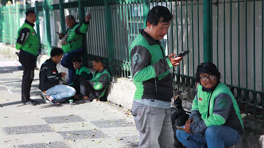 Pengemudi ojek online (ojol) Gojek menunggu penumpang di Stasiun Pasar Minggu, Jakarta, Senin (24/11/2025). (Bloomberg Technoz/Andrean Kristianto)
