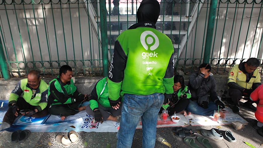 Pengemudi ojek online (ojol) Gojek menunggu penumpang di Stasiun Pasar Minggu, Jakarta, Senin (24/11/2025). (Bloomberg Technoz/Andrean Kristianto)