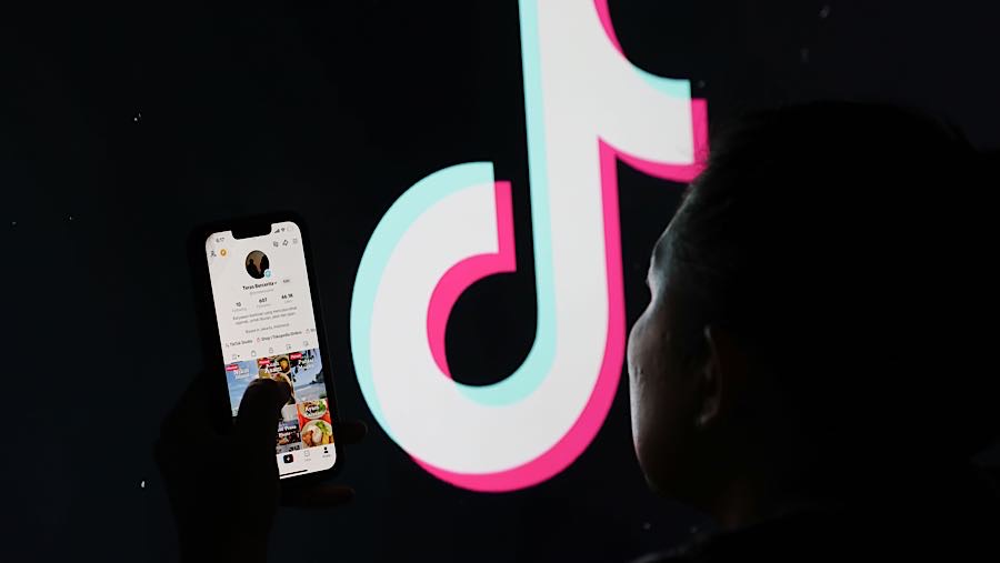 Warga membuka aplikasi TikTok di Jakarta, Senin (24/11/2025). (Bloomberg Technoz/Andrean Kristianto)
