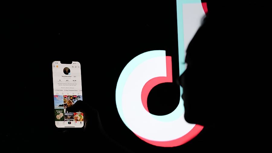 Warga membuka aplikasi TikTok di Jakarta, Senin (24/11/2025). (Bloomberg Technoz/Andrean Kristianto) 