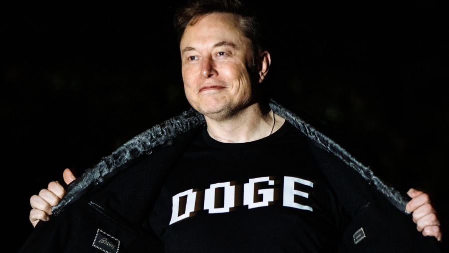 Elon Musk kenakan kaos bertuliskan DOGE. Bloomberg