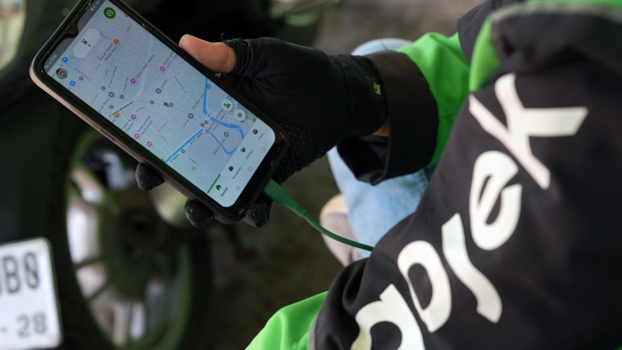 Aplikasi Gojek ride di smartphone salah satu mitra ojol. Dimas Ardian/Bloomberg