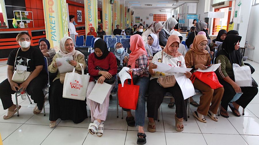 Kementerian Sosial kembali menyalurkan Bantuan Langsung Tunai Kesejahteraan Rakyat (BLT Kesra) Kesra Tahap Dua. (Bloomberg Technoz/Andrean Kristianto)