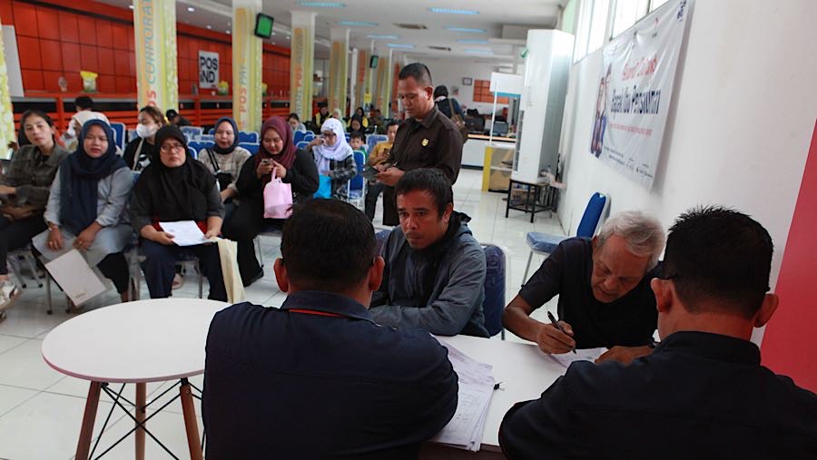 BLT Kesra diberikan selama tiga bulan pada Oktober-Desember 2025 dengan nominal Rp 300 per bulan. (Bloomberg Technoz/Andrean Kristianto)