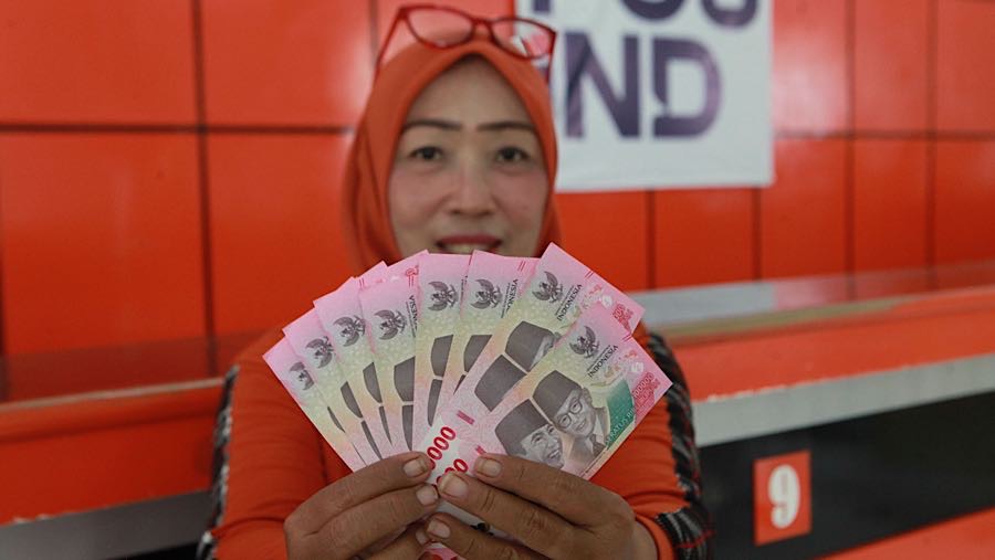 Penyaluran BLT ini disalurkan melalui himpunan bank milik negara  dan melalui PT Pos Indonesia. (Bloomberg Technoz/Andrean Kristianto)