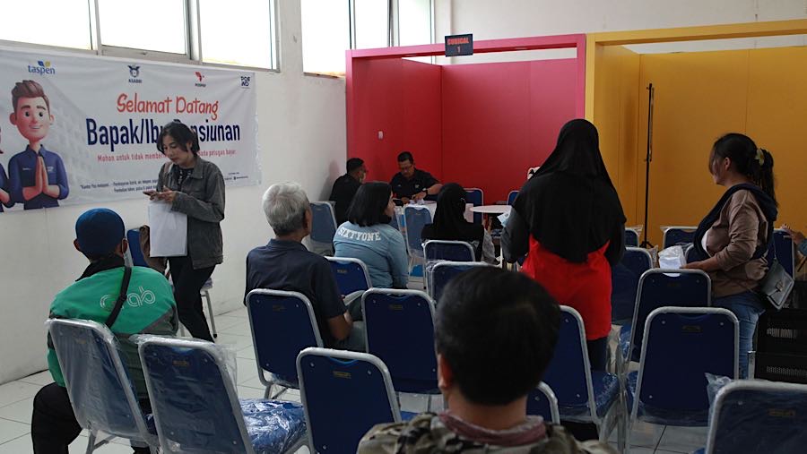 Warga mengantre pencairan BLT Kesra di Kantor Pos Indonesia, Fatmawati, Jakarta, Selasa (25/11/2025). (Bloomberg Technoz/Andrean Kristianto)
