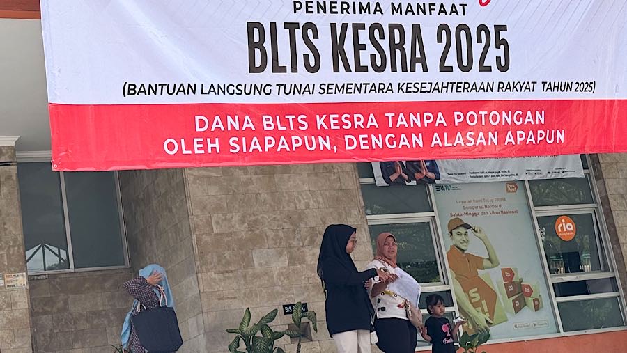 Sebelumnya, BLT Rp900.000 dijadwalkan cair pada Senin, 20 Oktober 2025, namun terjadi penundaan. (Bloomberg Technoz/Andrean Kristianto)