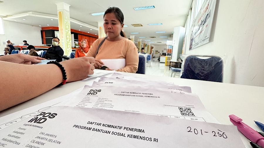 Berdasarkan pantauan Bloomberg Technoz, masyarakat yang akan melakukan pencairan BLT Kesra dengan total uang tunai Rp900 ribu terlihat ramai.