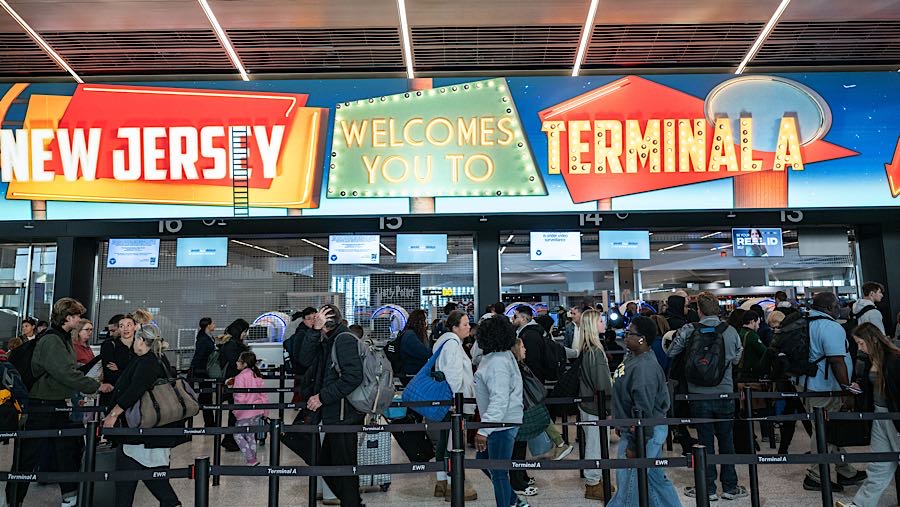 Data Cirium mencatat minat perjalanan udara selama minggu Thanksgiving turun 3,3% dibandingkan tahun lalu. (Victor J. Blue/Bloomberg)