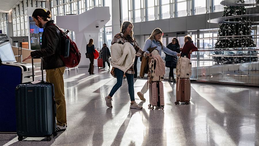 Para pelancong di Bandara Internasional Newark Liberty (EWR) di Newark, New Jersey, AS, Senin (24/11/2025). (Victor J. Blue/Bloomberg)