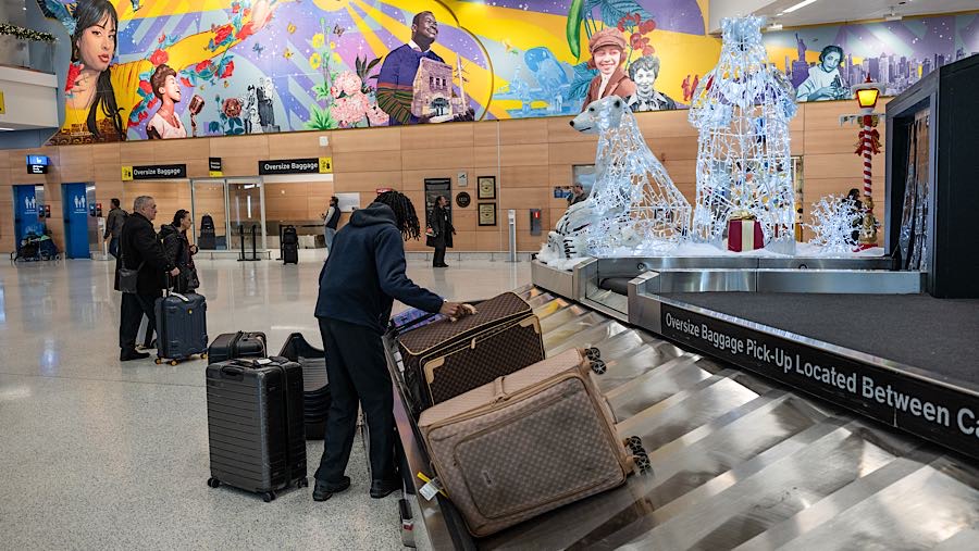 Maskapai penerbangan membatalkan lebih dari 11.000 penerbangan selama seminggu terakhir. (Victor J. Blue/Bloomberg)