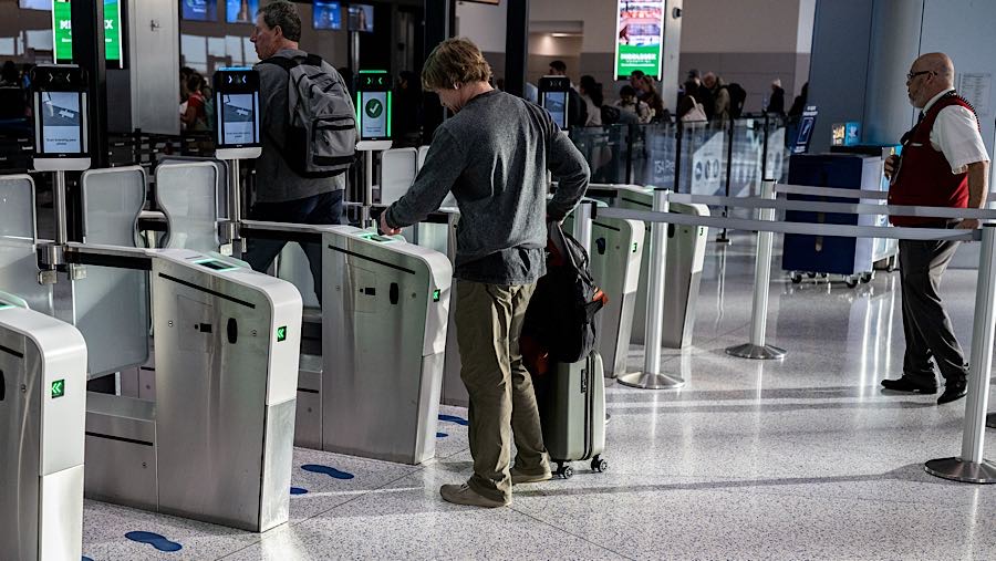 Penumpang di pos pemeriksaan Bandara Internasional Newark Liberty di Newark, New Jersey, AS, Senin (24/11/2025). (Victor J. Blue/Bloomberg)