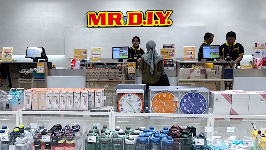 Pengunjung melakukan transaksi di gerai MR.DIY, Jakarta, Selasa (24/11/2025). (Bloomberg Technoz/Andrean Kristianto)