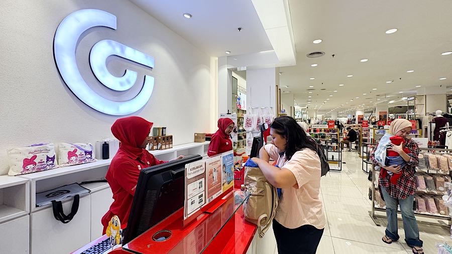 Warga melakukan transaksi di gerai Matahari Department Store, Jakarta, Selasa (24/11/2025). (Bloomberg Technoz/Andrean Kristianto)