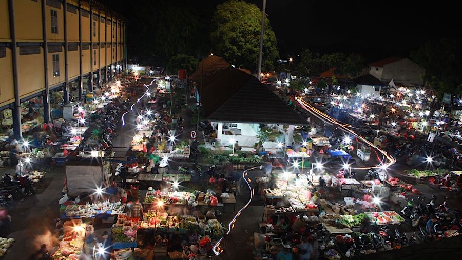 Suasana sejumlah pedagang berjualan di Terminal Pasar Minggu, Jakarta, Rabu (26/11/2025). (Bloomberg Technoz/Andrean Kristianto)
