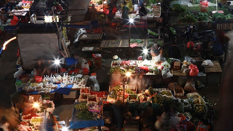 Mereka memenuhi area terminal yang diubah menjadi pasar yang menjual sayur, ayam hingga kue jajan pasar. (Bloomberg Technoz/Andrean Kristianto)