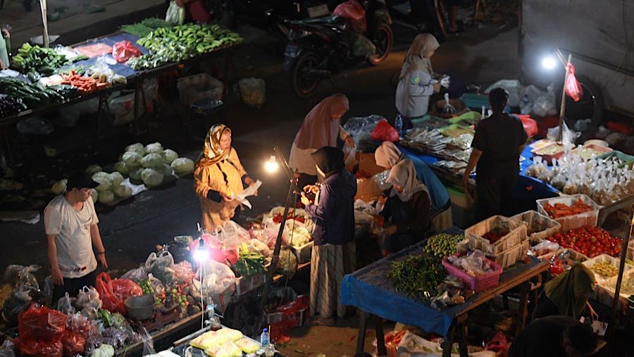 Menjelang tengah malam, Terminal Pasar Minggu berubah dari tempat menunggu angkutan menjadi ruang hidup yang dipenuhi aktivitas.