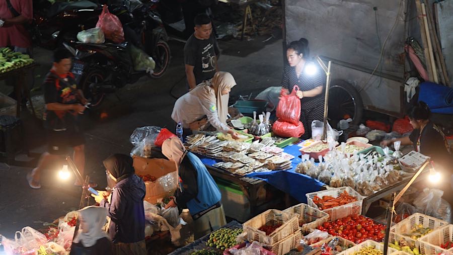 Keheningan sisa malam perlahan digantikan langkah kaki dan suara tawar-menawar.. (Bloomberg Technoz/Andrean Kristianto)