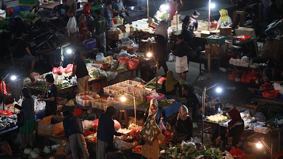Area terminal yang biasanya dipadati kendaraan seketika menjelma menjadi pasar sayur mayur. (Bloomberg Technoz/Andrean Kristianto)