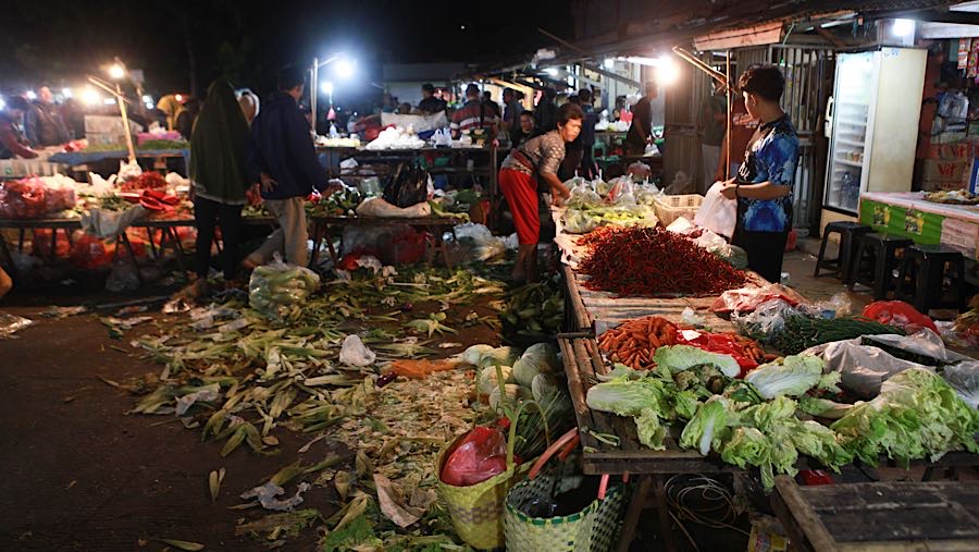 Para pedagang memanfaatkan waktu ketika operasional terminal berhenti total untuk berjualan. (Bloomberg Technoz/Andrean Kristianto)