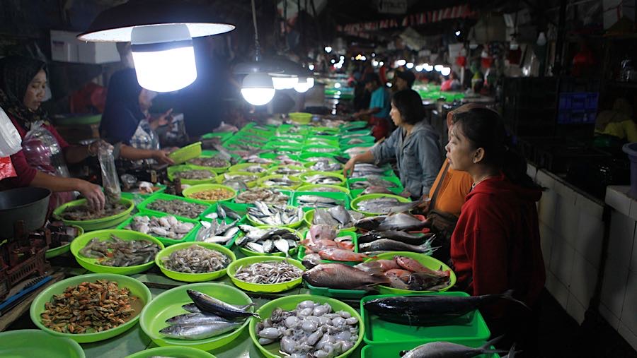 Lokasi Terminal Pasar Minggu memang bersebelahan dengan Pasar Minggu. (Bloomberg Technoz/Andrean Kristianto)