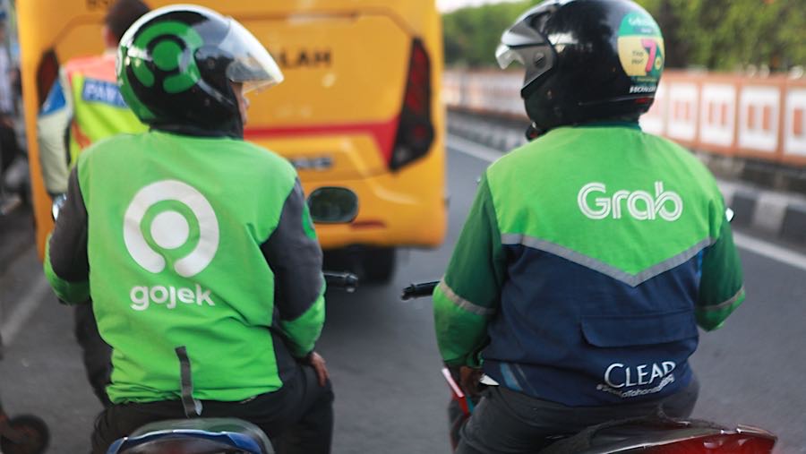Driver ojek online (ojol) Gojek dan Grab menunggu penumpang di Stasiun Pasar Minggu, Jakarta, Rabu (26/11/2025) (Bloomberg Technoz/Andrean Kristianto)