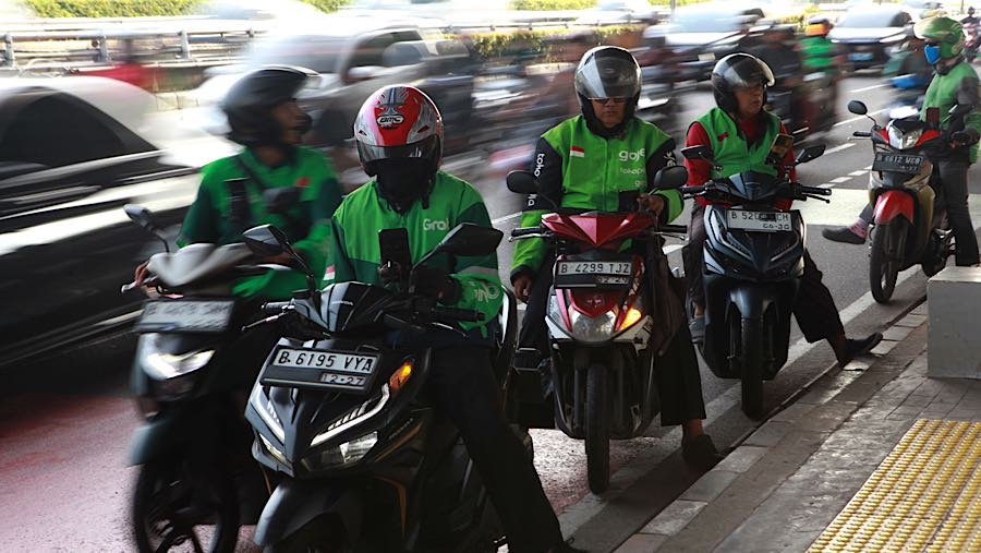 Pengemudi ojek online (ojol) menunggu penumpang di Jalan Jend. Gatot Subroto, Jakarta, Rabu (26/11/2025). (Bloomberg Technoz/Andrean Kristianto)