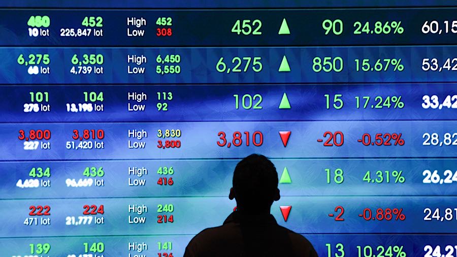 Karyawan di depan layar indeks harga saham gabungan (IHSG) di Bursa Efek Indonesia (BEI), Rabu (26/11/2025). (Bloomberg Technoz/Andrean Kristianto)