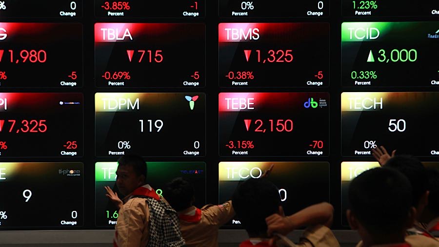 Siswa di depan layar indeks harga saham gabungan (IHSG) di Bursa Efek Indonesia (BEI), Rabu (26/11/2025). (Bloomberg Technoz/Andrean Kristianto)