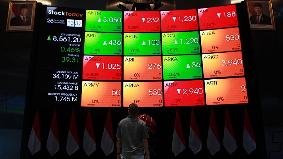 Karyawan di depan layar indeks harga saham gabungan (IHSG) di Bursa Efek Indonesia (BEI), Rabu (26/11/2025). (Bloomberg Technoz/Andrean Kristianto)