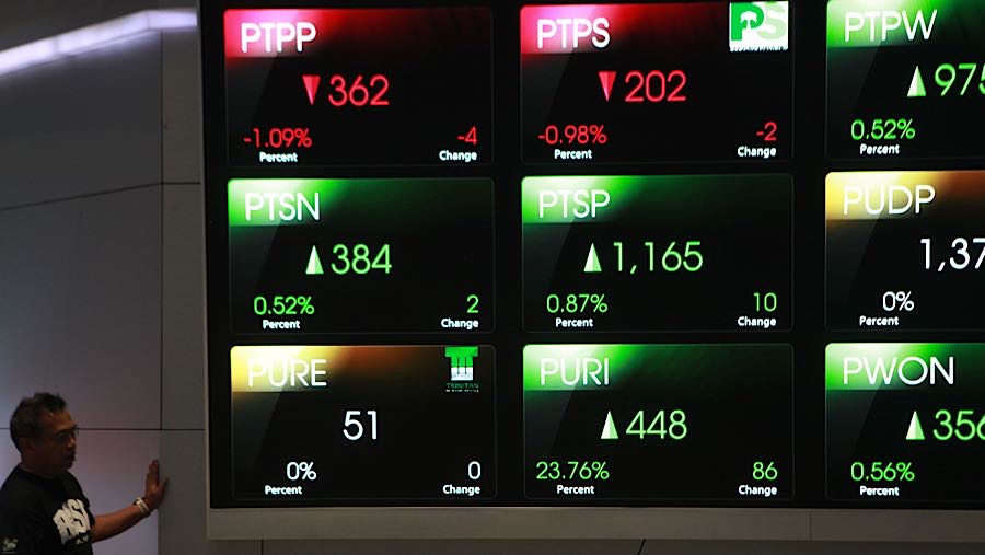 Karyawan di depan layar indeks harga saham gabungan (IHSG) di Bursa Efek Indonesia (BEI), Rabu (26/11/2025). (Bloomberg Technoz/Andrean Kristianto)