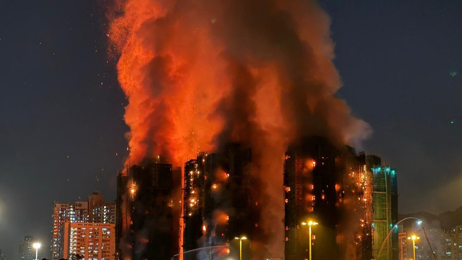 Kebakaran di kompeks Wang Fuk Court di Hong Kong (26/11/2025). (Bloomberg)