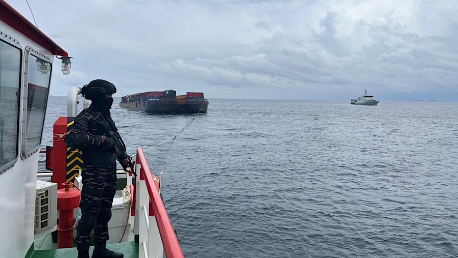 TNI AL KRI Bung Hatta-370 mengamankan dua kapal pengangkut nikel di Perairan Mandiodo, Konawe Utara, Selasa (25/11/2025). (dok. TNI AL)