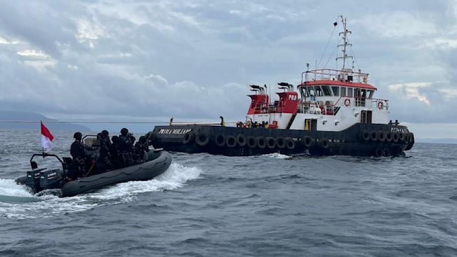 TNI AL KRI Bung Hatta-370 mengamankan dua kapal pengangkut nikel di Perairan Mandiodo, Konawe Utara, Selasa (25/11/2025). (dok. TNI AL)