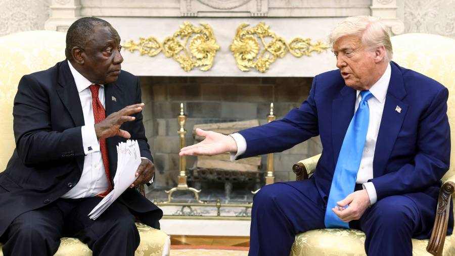 Presiden Afrika Selatan Cyril Ramaphosa dan Donald Trump di Ruang Oval Gedung Putih, Washington (21/5/2025). (Jim Lo Scalzo/EPA/Bloomberg)