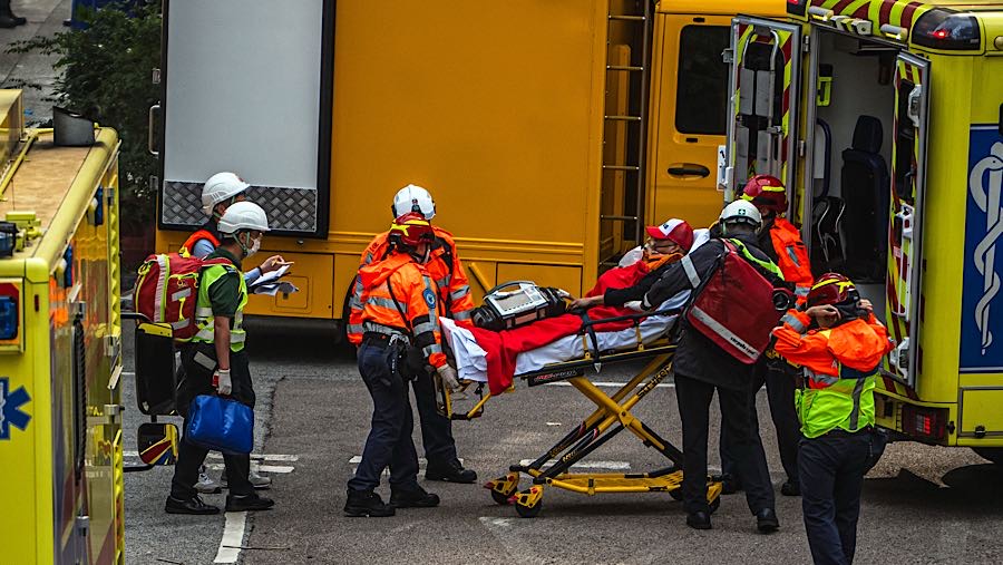 Kebakaran tersebut menewaskan 44 orang dan menyebabkan ratusan orang hilang. (Lam Yik/Bloomberg)