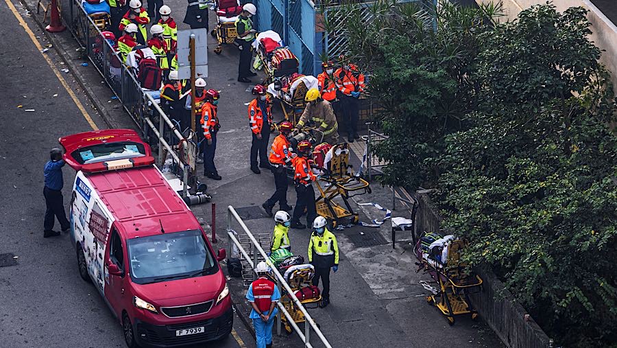 Petugas penyelamat di dekat kebakaran di Wang Fuk Court, distrik Tai Po, Hong Kong, Kamis (27/11/2025). (Lam Yik/Bloomberg)
