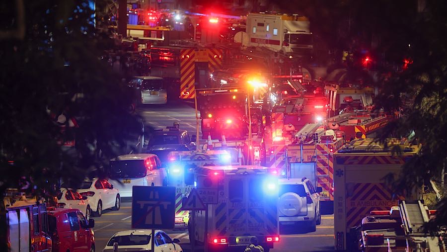 Sebuah kebakaran besar melanda kompleks hunian bertingkat tinggi berisi delapan menara di Hong Kong. (Yik Yeung-man/Bloomberg)