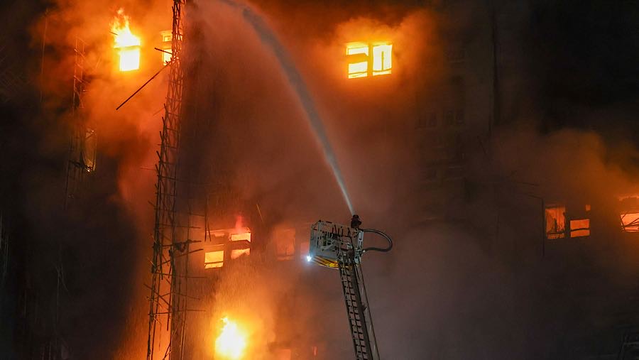 Petugas memadamkan api yang melanda gedung-gedung hunian di Wang Fuk Court, distrik Tai Po, Hong Kong, Rabu (26/11/2025). (Yik Yeung-man/Bloomberg)
