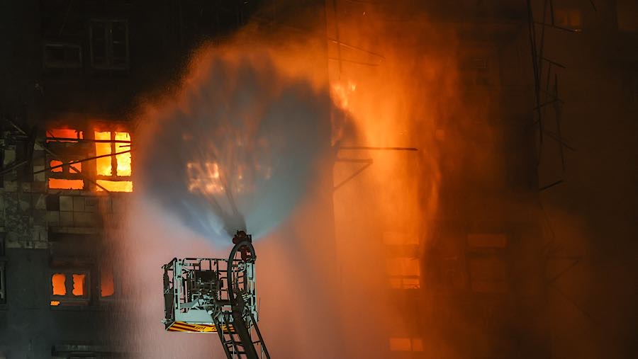 Petugas memadamkan api yang melanda gedung-gedung hunian di Wang Fuk Court, distrik Tai Po, Hong Kong, Rabu (26/11/2025). (Yik Yeung-man/Bloomberg)
