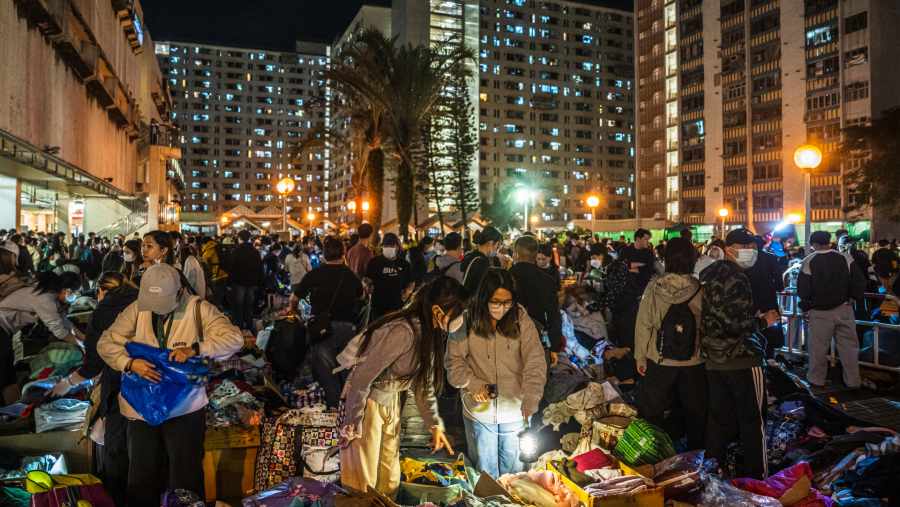 Relawan bagikan barang sumbangan pada warga yang terpaksa mengungsi akibat kebakaran di kompleks perumahan Hong Kong. (Lam Yik/Bloomberg)