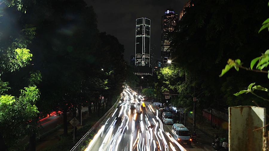 Kendaraan mengantre saat kemacaten di jalan Raya Casablanca, Jakarta, Kamis (27/11/2025). (Bloomberg Technoz/Andrean Kristianto)