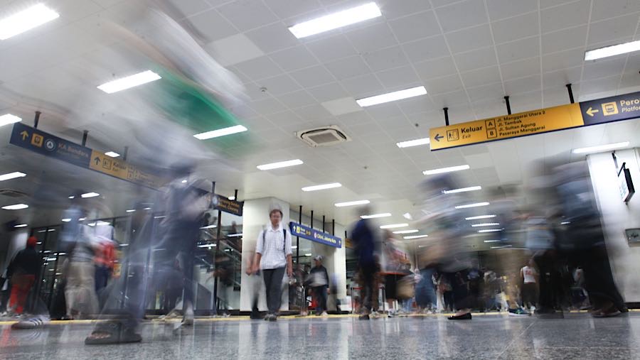 Penumpang berjalan di dalam Stasiun Manggarai, Jakarta, Kamis (27/11/2025). (Bloomberg Technoz/Andrean Kristianto)
