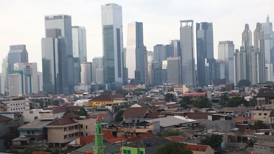 Suasana pemukiman dengan latar gedung bertingkat di Jakarta, Kamis (27/11/2025). (Bloomberg Technoz/Andrean Kristianto)