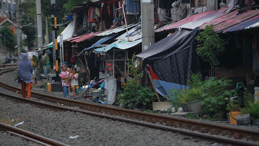 Suasana pemukiman di bantaran rel kereta api di kawasan Bendungan Hilir, Jakarta, Kamis (27/11/2025). (Bloomberg Technoz/Andrean Kristianto)