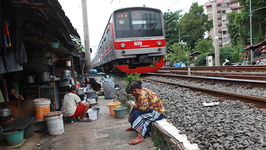 Suasana pemukiman di bantaran rel kereta api di kawasan Bendungan Hilir, Jakarta, Kamis (27/11/2025). (Bloomberg Technoz/Andrean Kristianto)