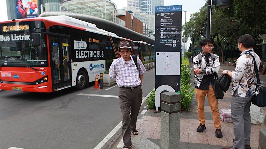 Warga berjalan di jalan pendestrian Sudirman, Jakarta, Kamis (27/11/2025). (Bloomberg Technoz/Andrean Kristianto)
