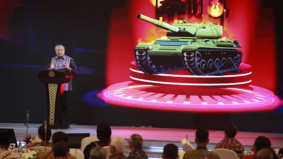 Gubernur Bank Indonesia, Perry Warjiyo saat pertemuan tahunan Bank Indonesia di Jakarta, Jumar (28/11/2025). (Bloomberg Technoz/Andrean Kristianto) 